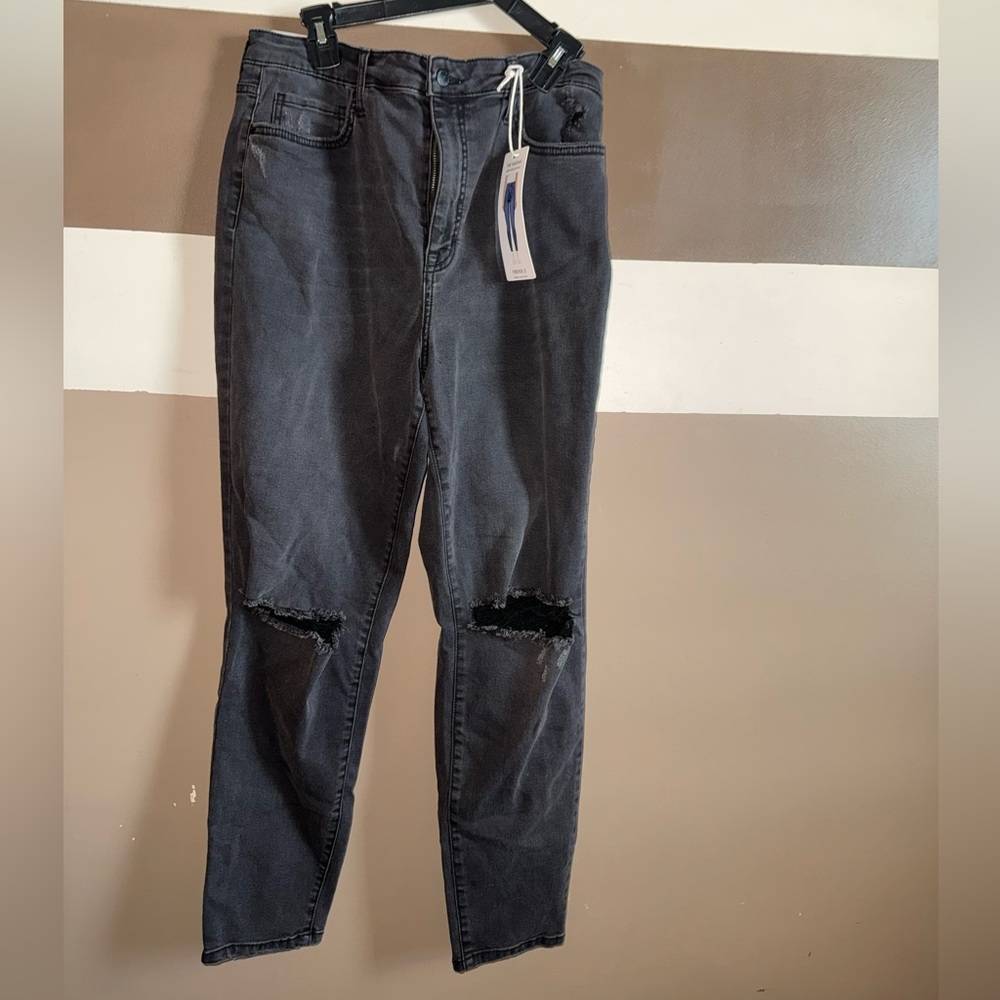 ‼️SALE‼️ Forever 21 womens Ripped Jeans (31)